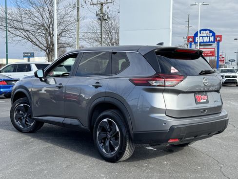 Used 2024 Nissan Rogue SV image 17