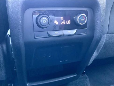 Used 2025 Chevrolet Traverse LT image 30