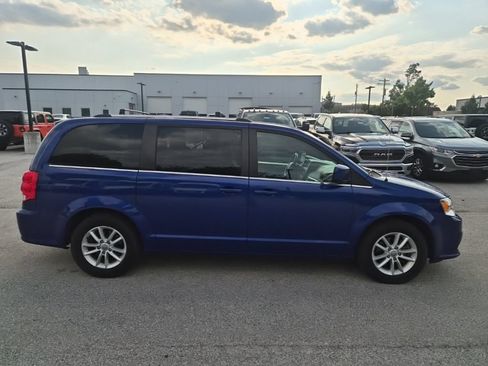 Used 2019 Dodge Grand Caravan SXT w/ Driver Convenience Group FWD image 4