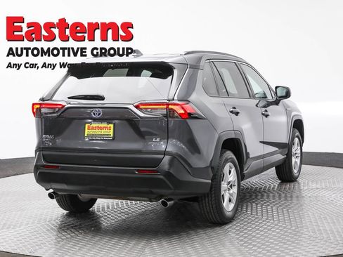 Used 2021 Toyota RAV4 LE image 5