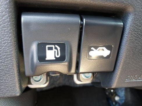 New 2025 Nissan Versa SR w/ Trunk Package FWD image 19