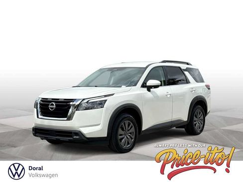 Used 2025 Nissan Pathfinder SV FWD image 1