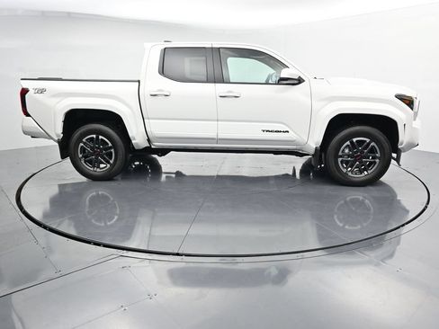 Used 2025 Toyota Tacoma TRD Sport AWD/4WD image 9