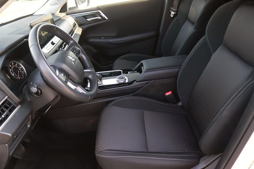 Used 2025 Mitsubishi Outlander ES AWD/4WD image 13