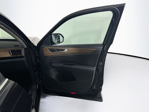 Used 2025 Volkswagen Atlas SE image 35