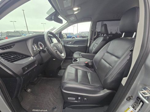 Used 2020 Toyota Sienna SE image 24