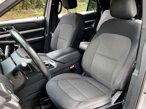 Used 2017 Ford Explorer XLT FWD image 18