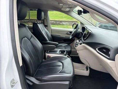 Used 2023 Chrysler Pacifica Touring-L FWD image 34