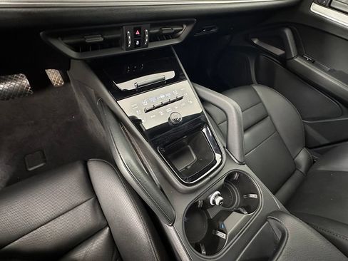 Certified 2024 Porsche Cayenne w/ Premium Package Plus (PFM) AWD/4WD image 33