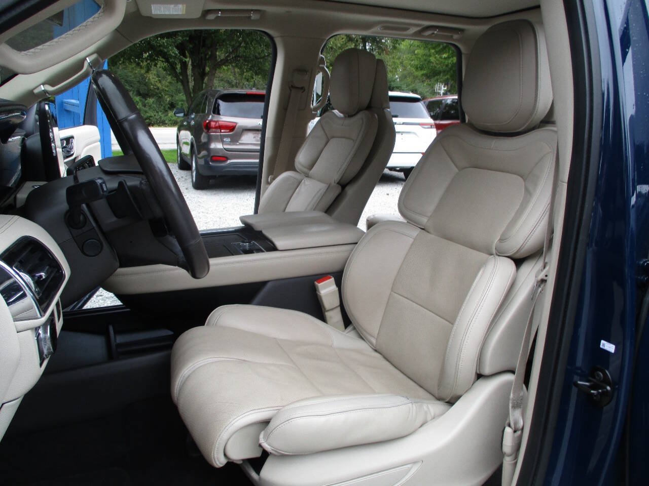 Used 2018 Lincoln Navigator Reserve w/ Technology Package AWD/4WD image 25