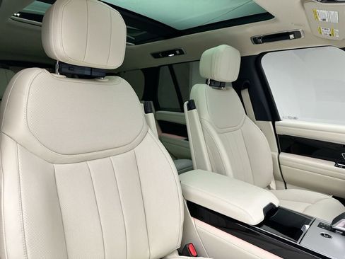 Certified 2025 Land Rover Range Rover SE image 4