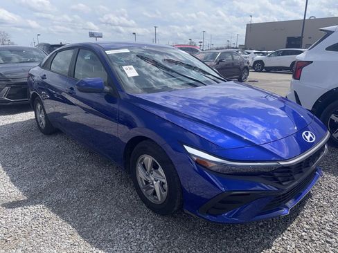 Used 2025 Hyundai Elantra SE image 4