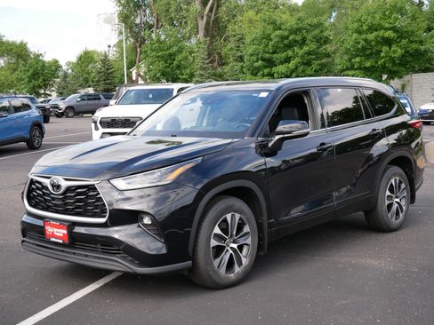 Used 2021 Toyota Highlander XLE AWD/4WD image 3