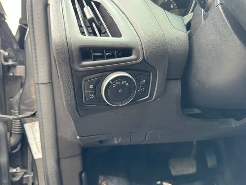 Used 2017 Ford Focus SEL w/ Cold Weather Package FWD image 12