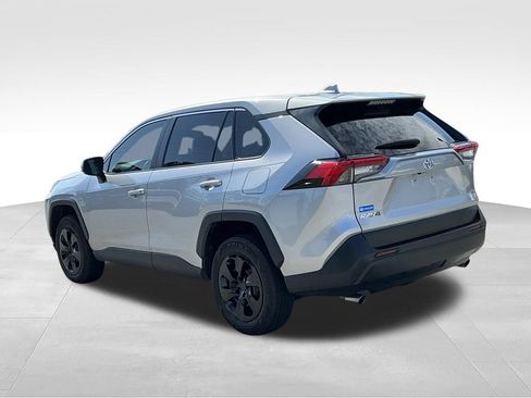 Used 2022 Toyota RAV4 LE FWD image 5