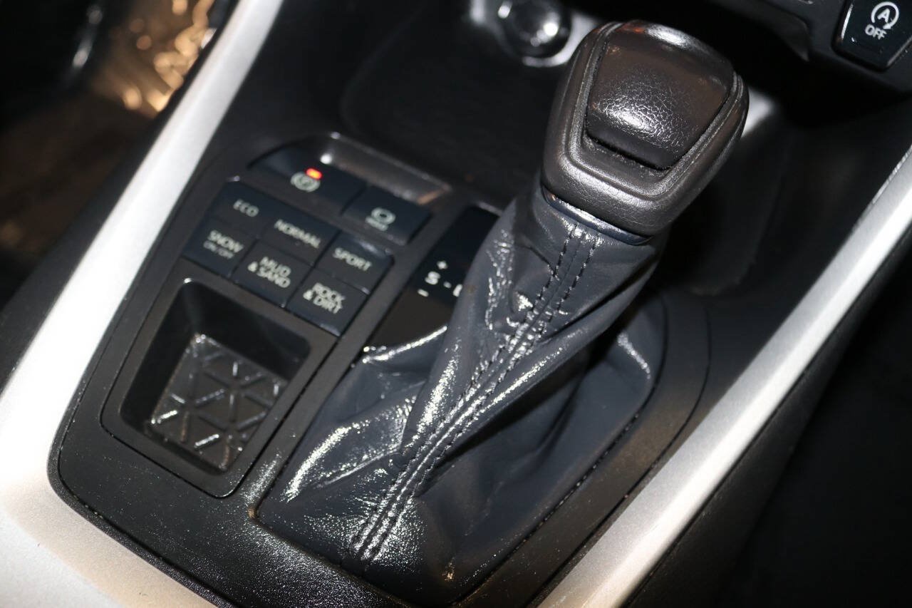 Used 2020 Toyota RAV4 LE w/ Carpet Mat Package AWD/4WD image 30