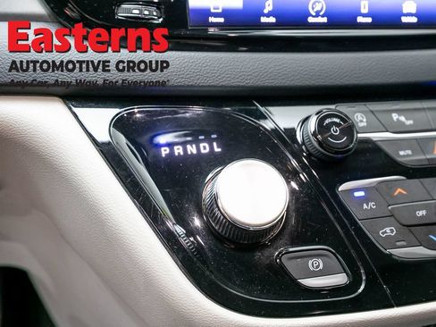Used 2023 Chrysler Pacifica Touring-L FWD image 13