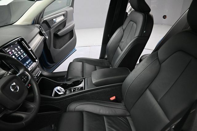 Used 2024 Volvo XC40 B5 Plus AWD/4WD image 14