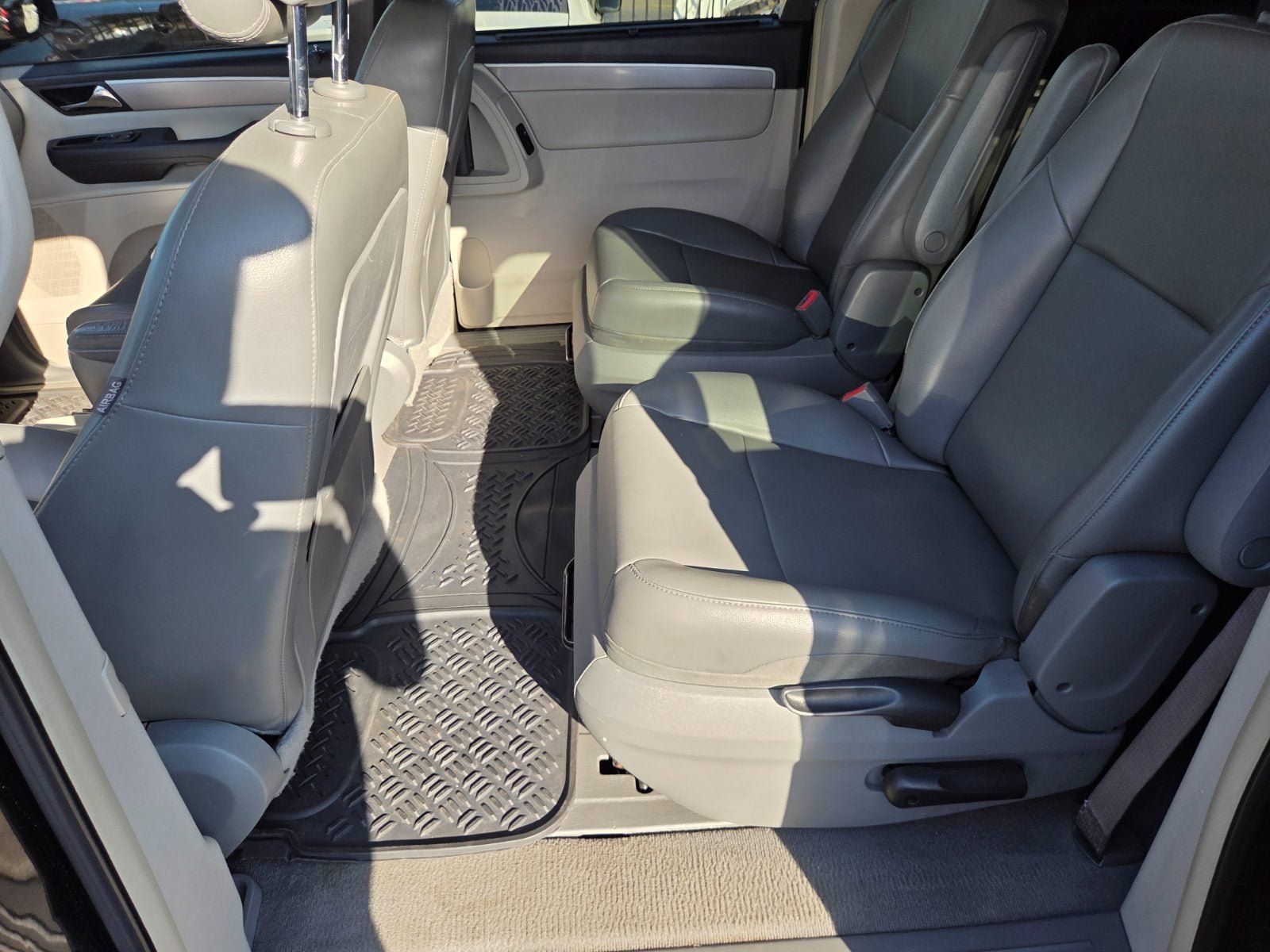 Used 2012 Volkswagen Routan SE FWD image 9