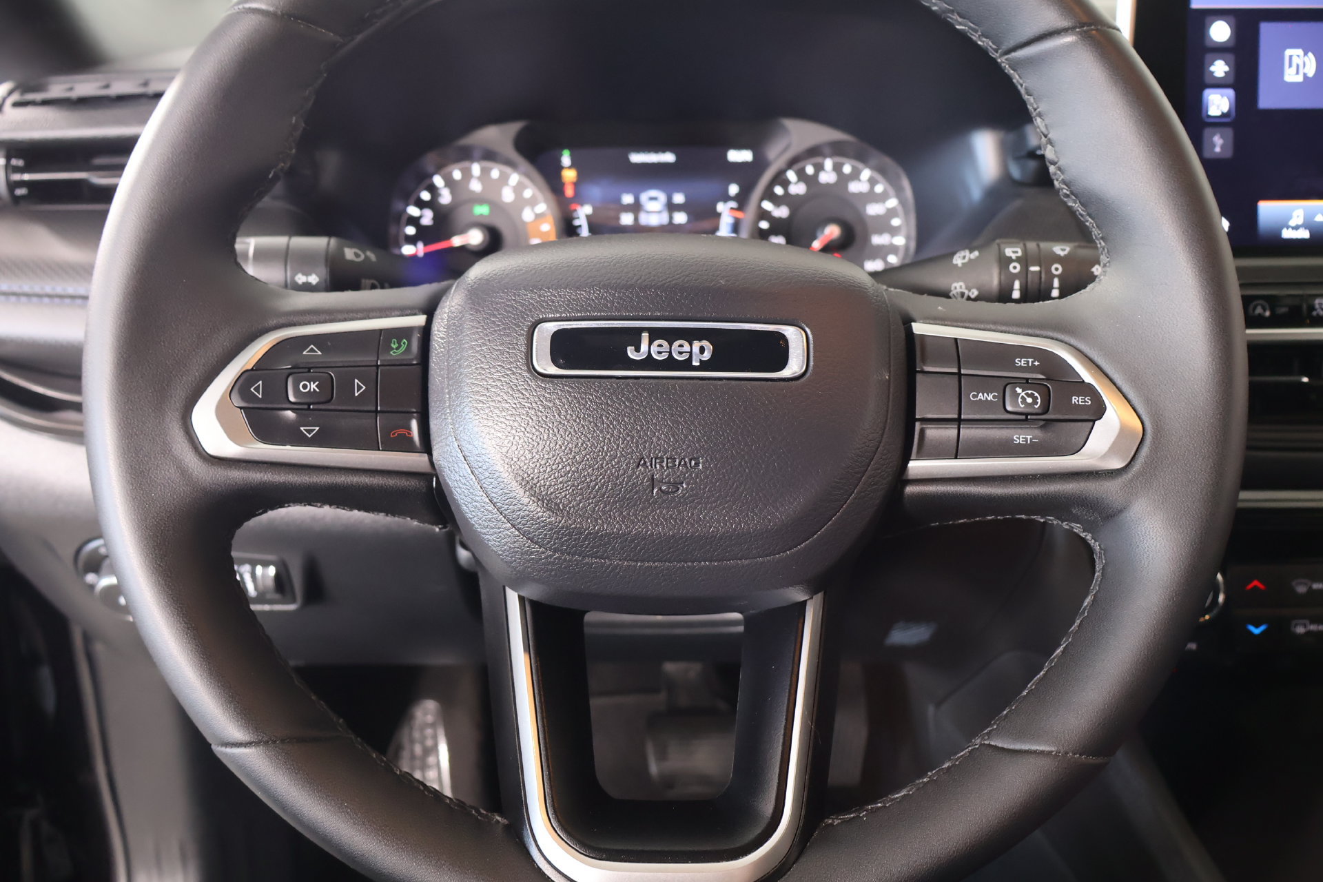 Used 2026 Jeep Compass Latitude AWD/4WD image 3