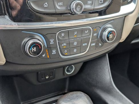 Used 2022 Chevrolet Traverse LT image 15