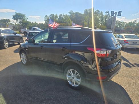 Used 2018 Ford Escape SE w/ Ford Safe & Smart Package FWD image 14