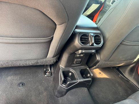 Used 2018 Jeep Wrangler Unlimited Sahara AWD/4WD image 16
