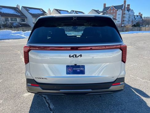 Used 2025 Kia Carnival SX Prestige image 9