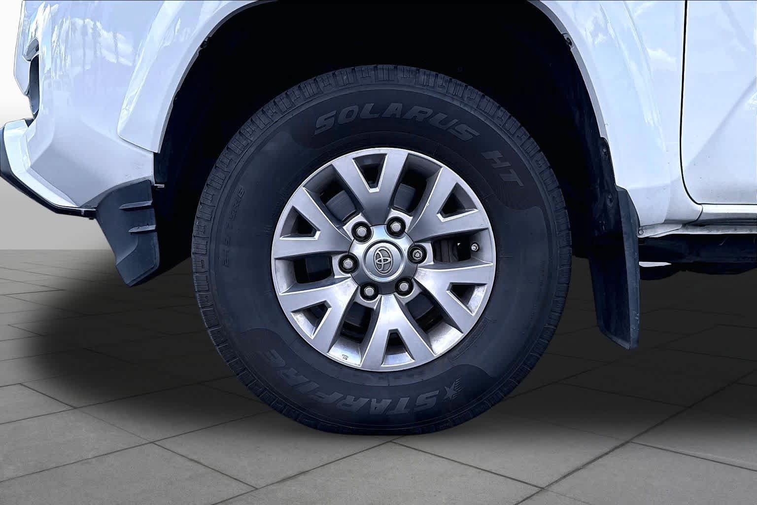 Used 2017 Toyota Tacoma SR5 RWD image 9