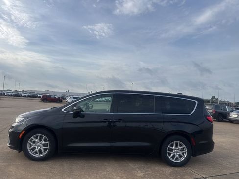 Used 2023 Chrysler Pacifica Touring-L FWD image 5