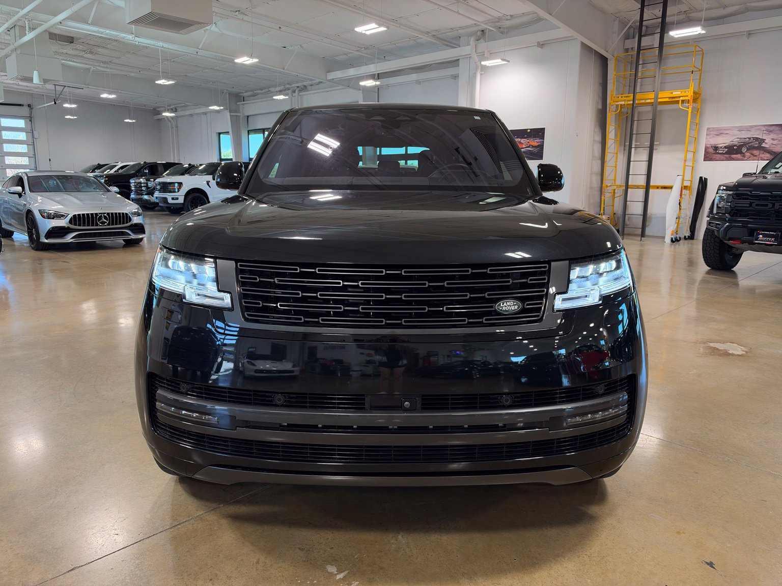 Used 2023 Land Rover Range Rover SE AWD/4WD image 2