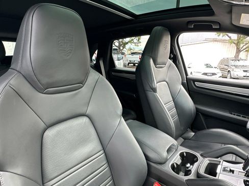 Used 2023 Porsche Cayenne Platinum Edition image 31