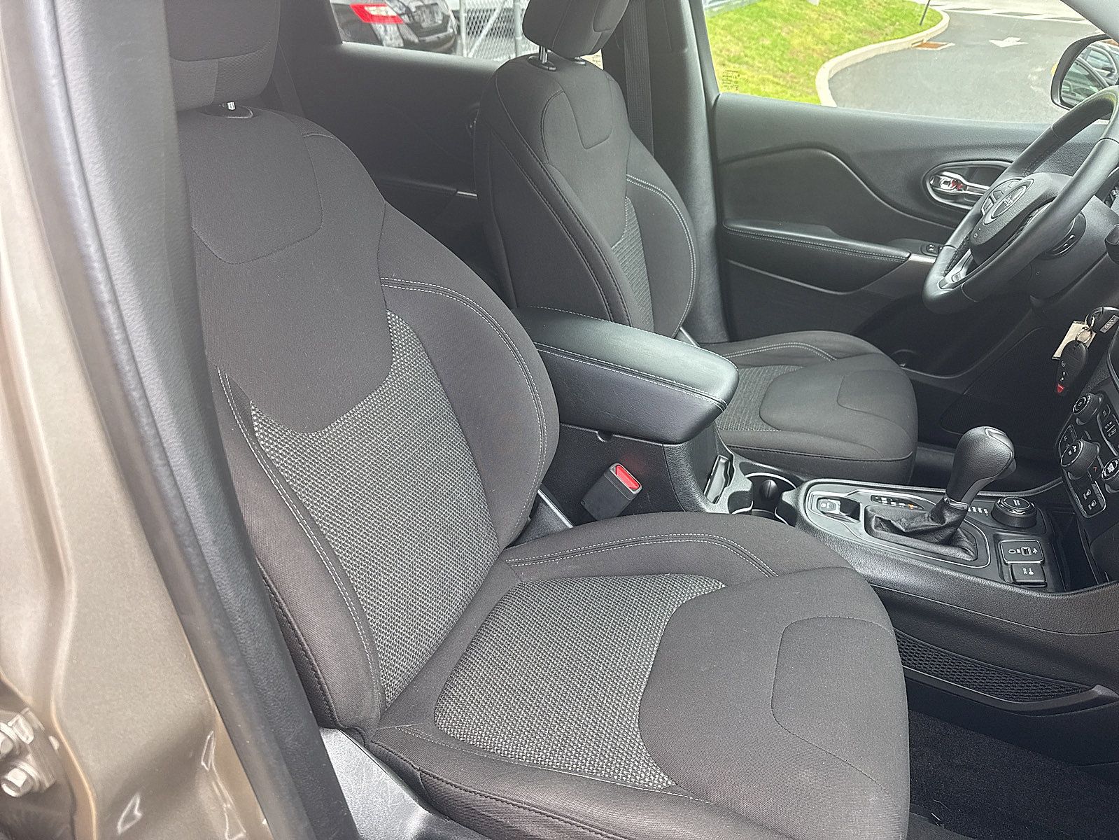 Used 2019 Jeep Cherokee Latitude w/ Cold Weather Group AWD/4WD image 39