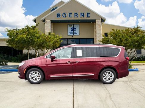 Used 2020 Chrysler Pacifica Touring-L image 2