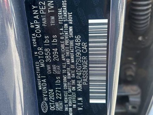 Used 2025 Hyundai Elantra Limited FWD image 3