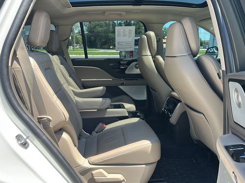 Used 2022 Lincoln Aviator Reserve w/ Equipment Group 201A AWD/4WD image 11