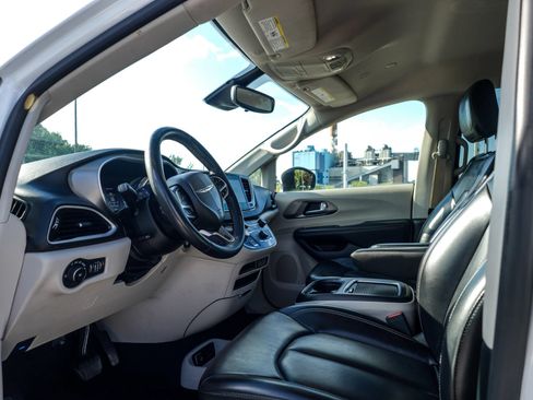 Used 2023 Chrysler Pacifica Touring-L FWD image 9