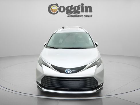 Used 2025 Toyota Sienna XLE image 30