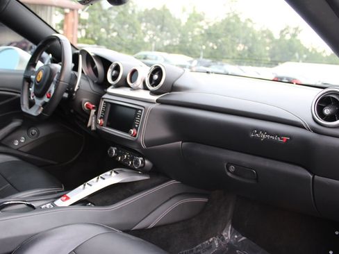 Used 2017 Ferrari California T image 33