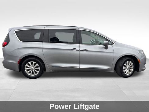 Used 2018 Chrysler Pacifica Touring-L Plus FWD image 7