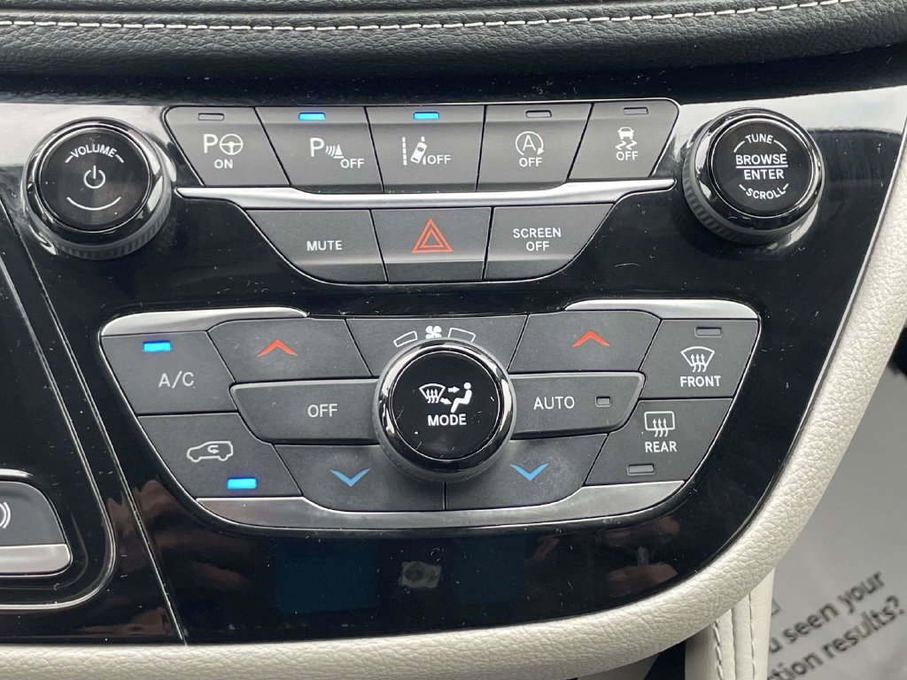 Used 2023 Chrysler Pacifica Limited AWD/4WD image 32