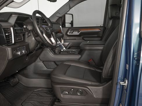 Used 2025 GMC Sierra 3500 Denali w/ Technology Package AWD/4WD image 10