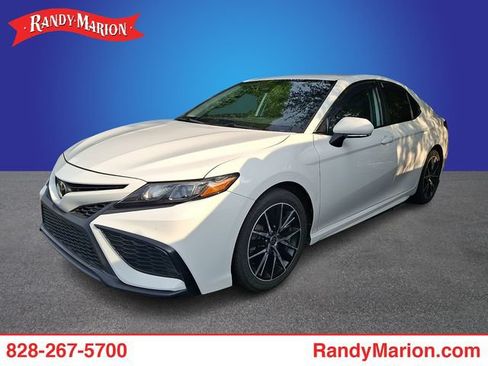 Used 2022 Toyota Camry SE FWD image 1