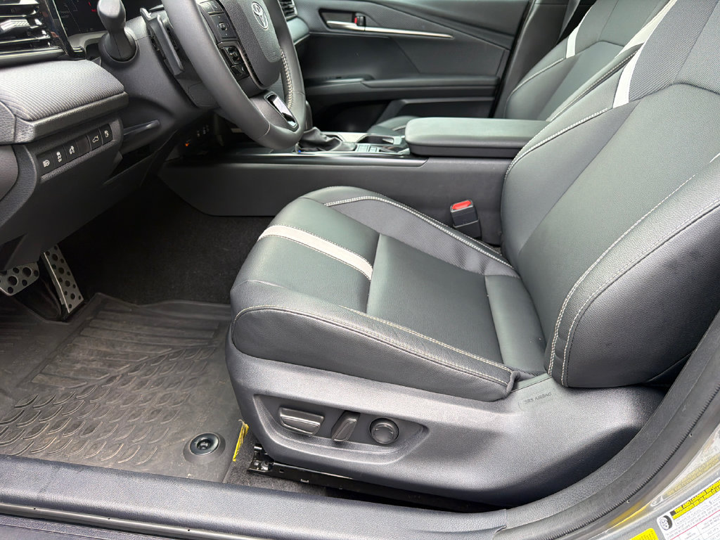 Used 2025 Toyota Camry SE FWD image 11