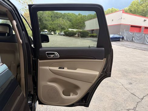 Used 2018 Jeep Grand Cherokee Laredo RWD image 36