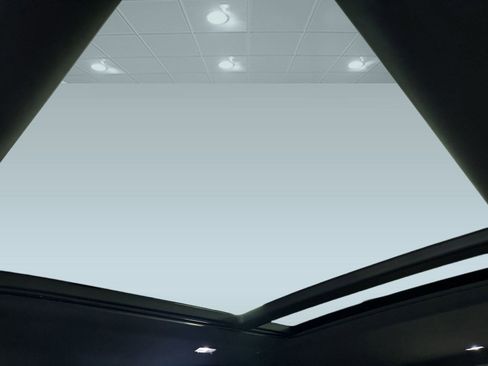 Used 2025 Land Rover Defender 110 S image 13