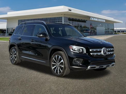 Used 2022 Mercedes-Benz GLB 250 4MATIC image 2