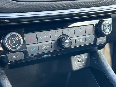 Used 2025 Jeep Compass Trailhawk w/ Trailhawk Elite Group image 33