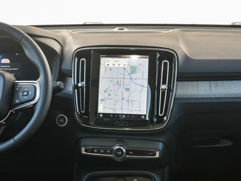 Certified 2025 Volvo XC40 B5 Ultra w/ Climate Package image 14