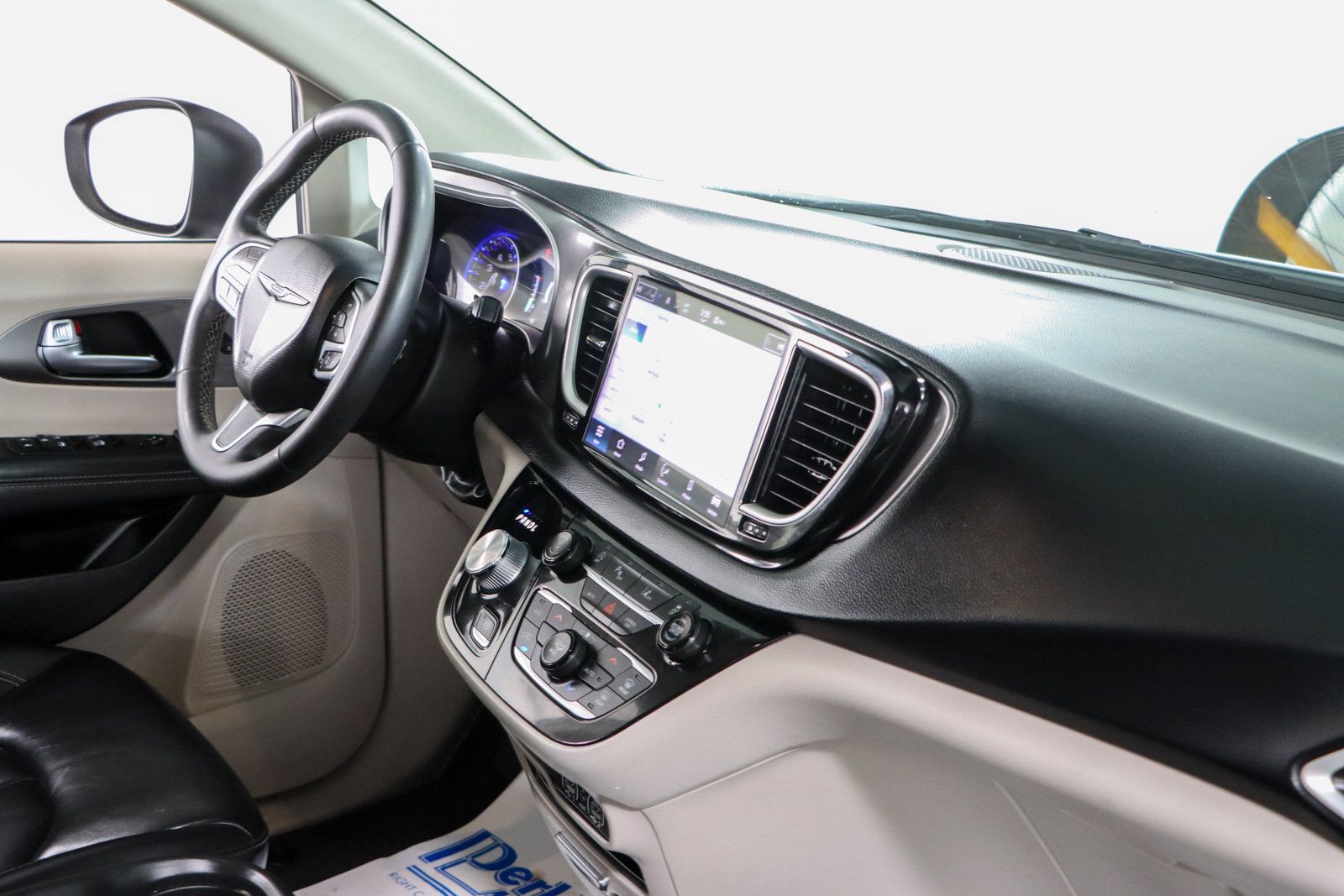 Used 2023 Chrysler Pacifica Touring-L FWD image 26